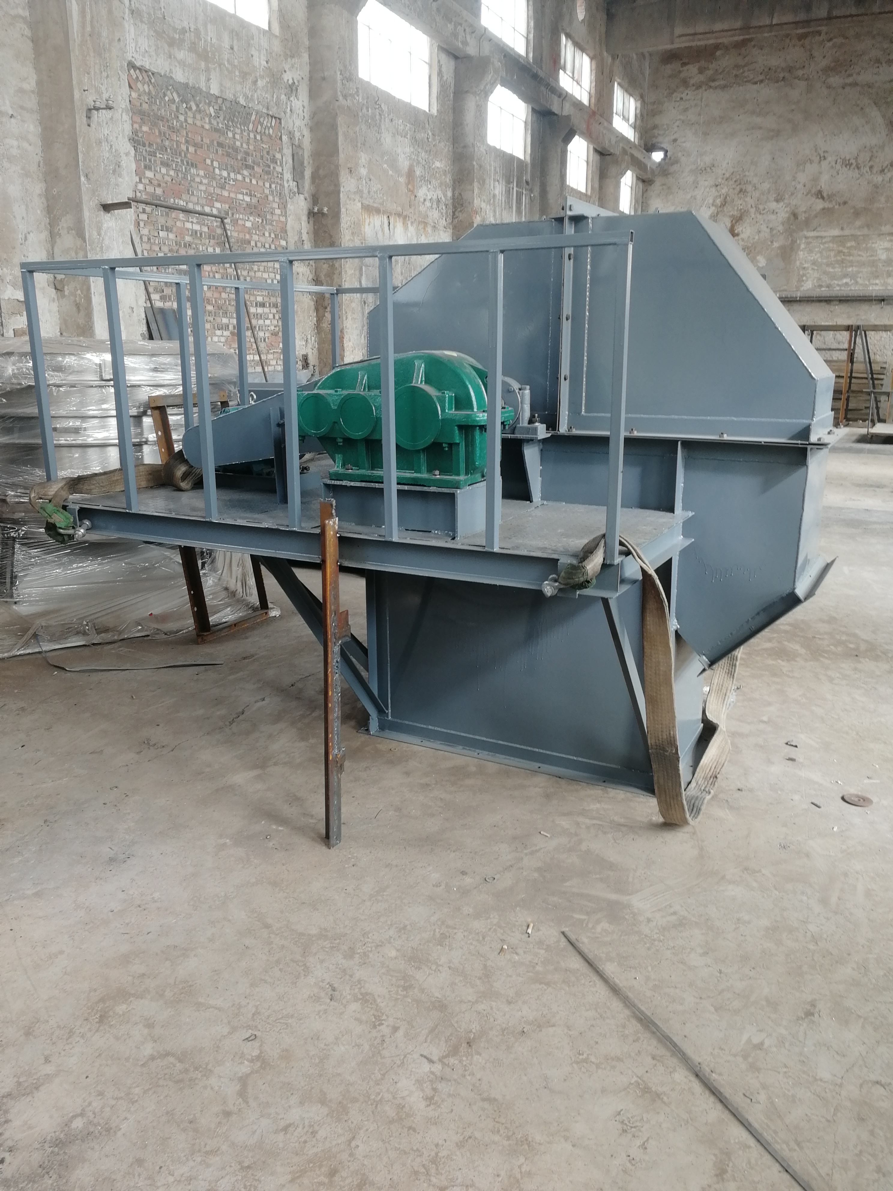 斗式提升機選用材料時需要注意的問題(斗式提升機選用原則)