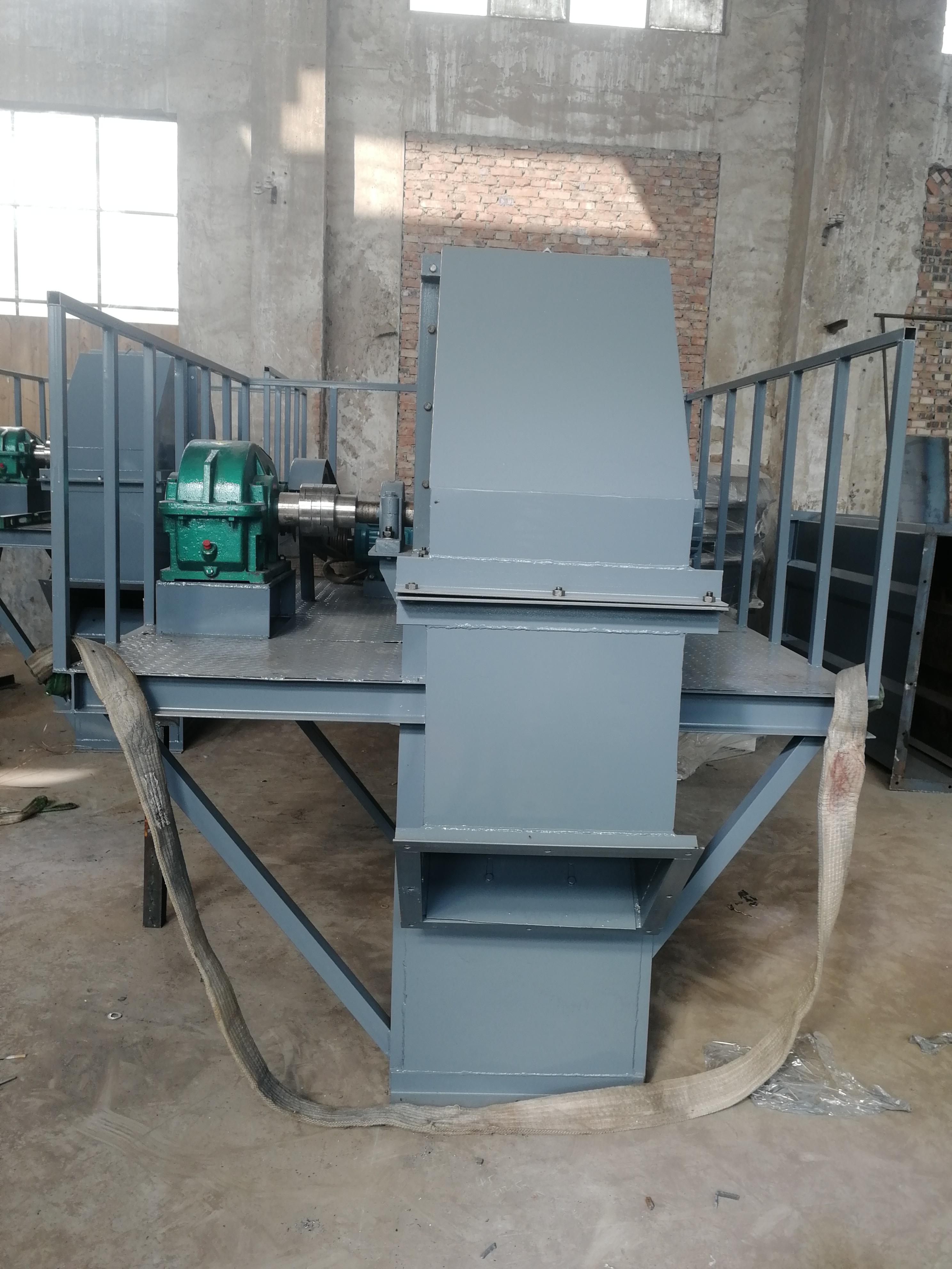 斗式提升機(jī)工作原理及發(fā)展？ (斗式提升機(jī)結(jié)構(gòu)圖)